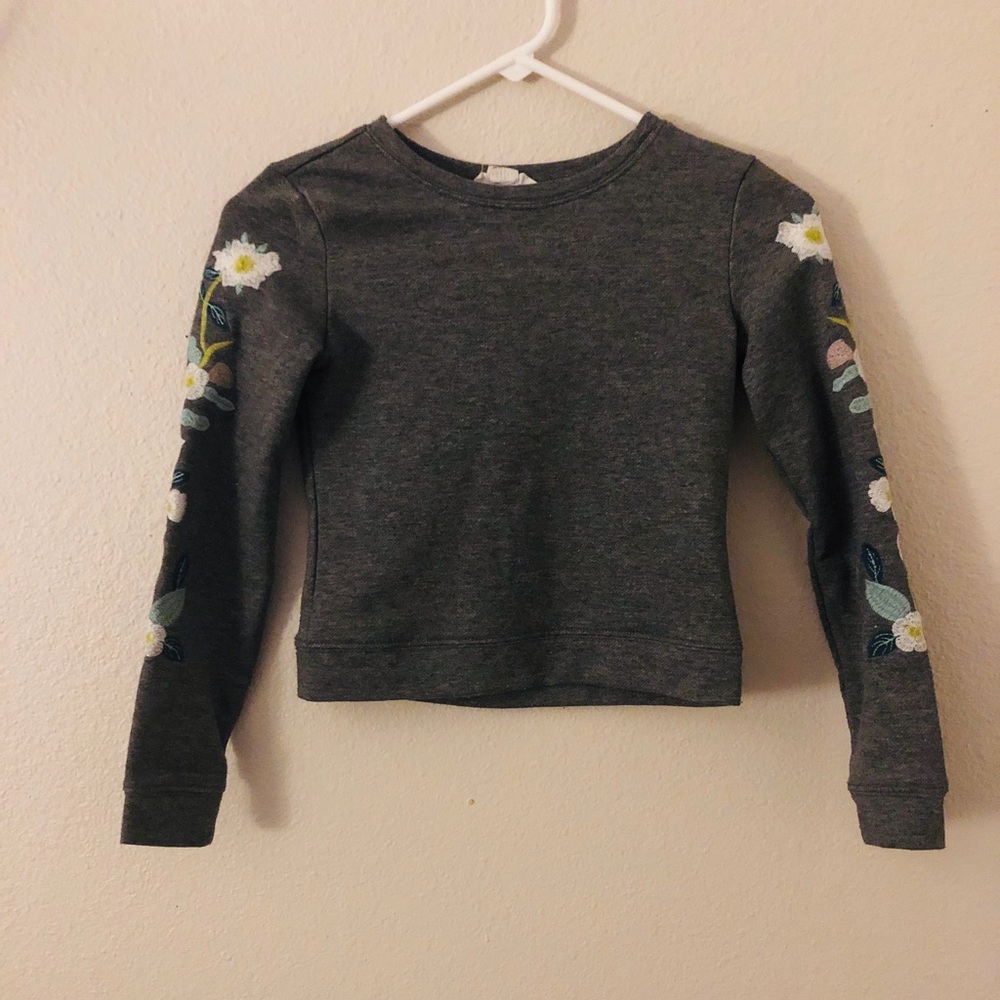 Gray cropped floral long sleeve shirt